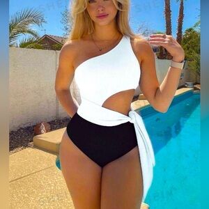 S elegant /Chic Black & white Baiting Suit ( New Never Worn)